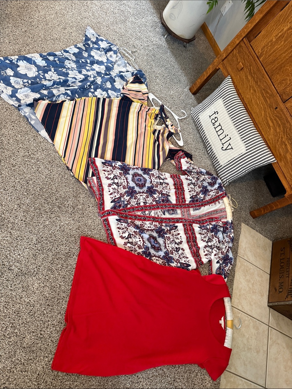 Clothing Lot “2”GAP Red Short-Sleeve Tee (Plus Other Mixed Pattern Tops Visible)